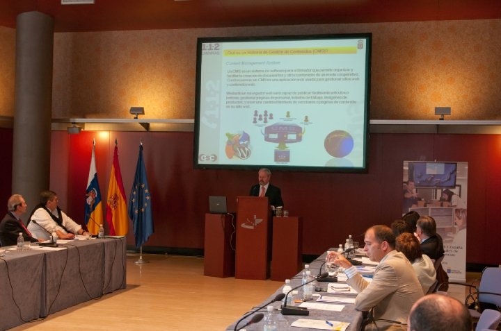 Otra instantánea durante una Presentación en el XXI Foro de Centros 1-1-2 España, Jornadas Internacionales de Centros de Emergencias y Seguridad, celebrados el 26 y 27 de mayo de 2010 y durante la cual expuse los logros alcanzados en la programación de la actual web del 1-1-2 Canarias (112canarias.com) y la oportunidad de unificar esfuerzos en una web-Directorio Común para los Centros 1-1-2 de España e internacionales.